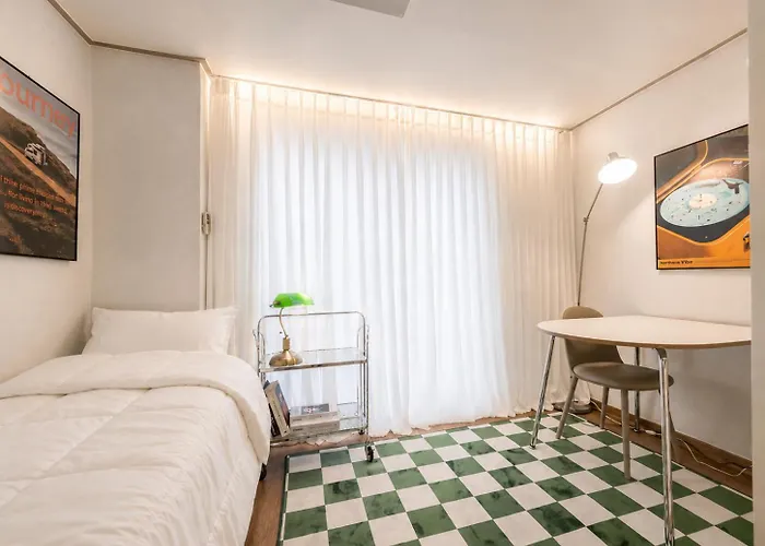 52hongdae Station Area, Yeonnam, Hongdae Street, 15 Minutes From Itaewon, Single Accommodation, Fully Furnished Apartment