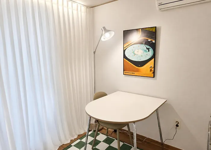 52hongdae Station Area, Yeonnam, Hongdae Street, 15 Minutes From Itaewon, Single Accommodation, Fully Furnished * Seoul