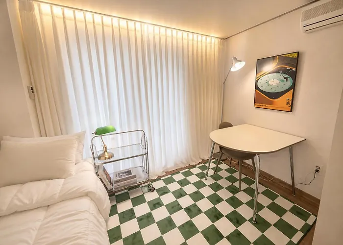 52hongdae Station Area, Yeonnam, Hongdae Street, 15 Minutes From Itaewon, Single Accommodation, Fully Furnished Apartment